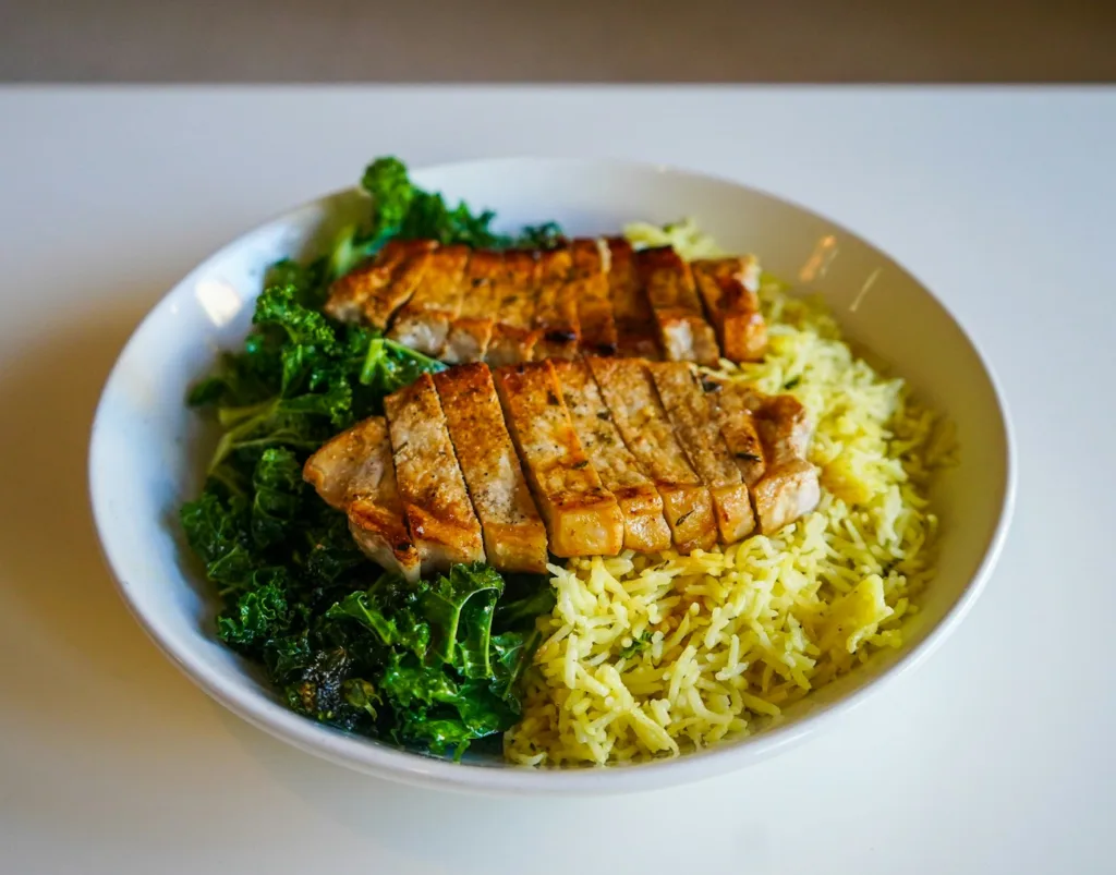 Repas complet avec des glucides lent (riz), des protéines (poulet) et des légumes riches en fibre (brocolis)